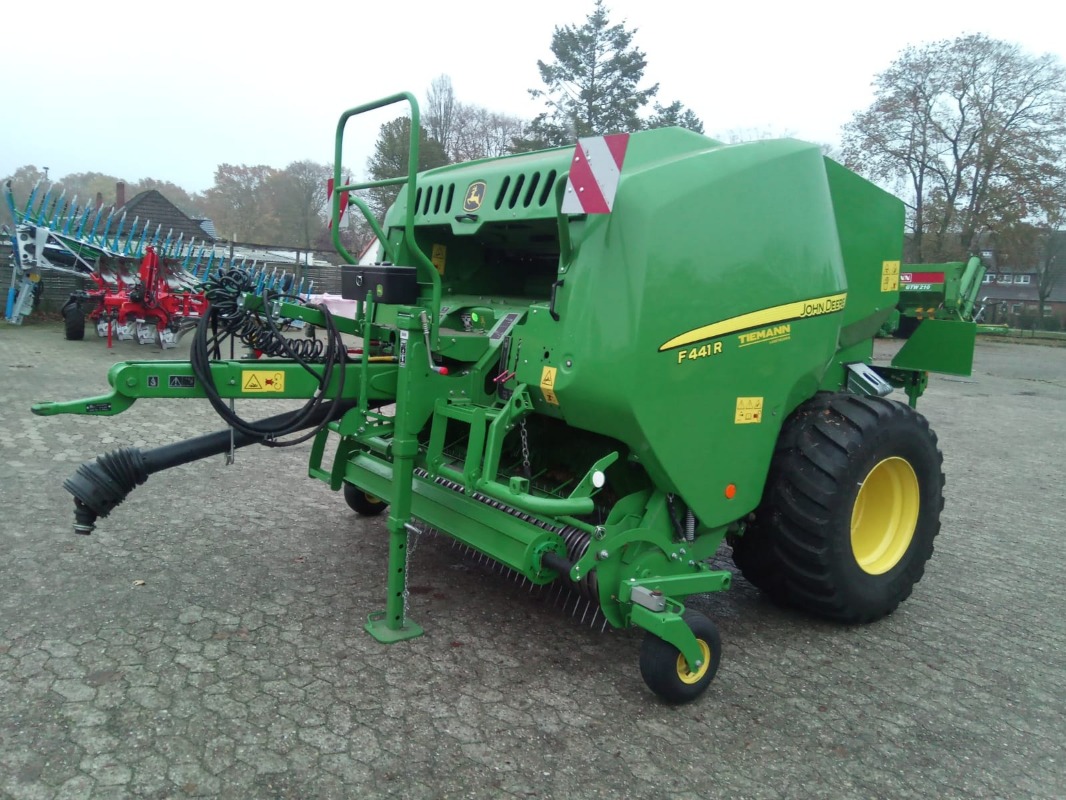 John Deere F441R - Press - Round baler