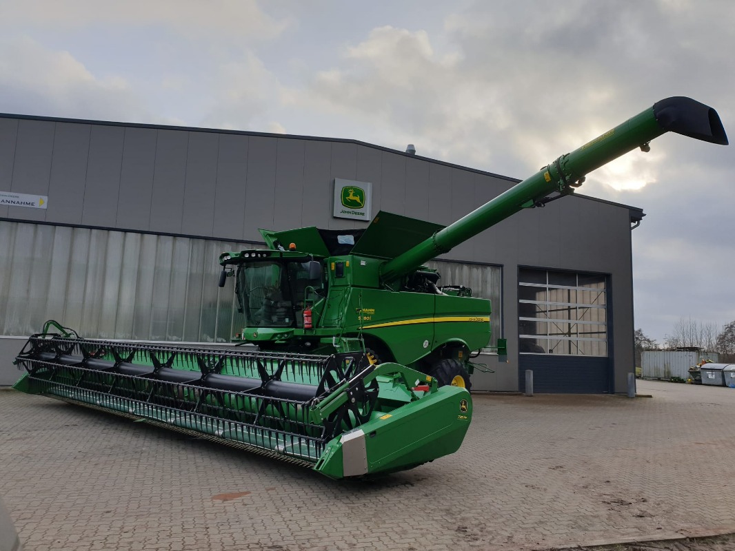 John Deere S780 mit Schneidwerk 735PF - Mähdrescher