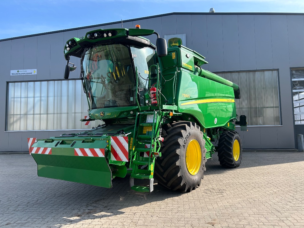 John Deere T560 mit Schneidwerk 722X - Mähdrescher
