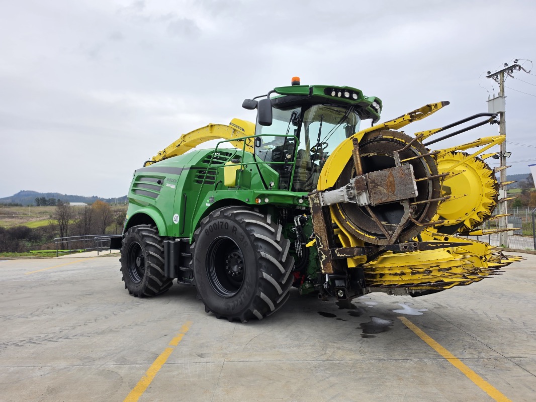 John Deere 8400 mit Kemper 460 Plus - Sieczkarnia samojezdna
